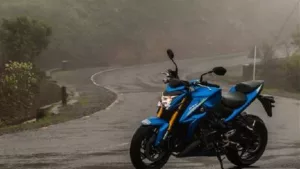 Suzuki GSX S1000 Front three quarter 53960