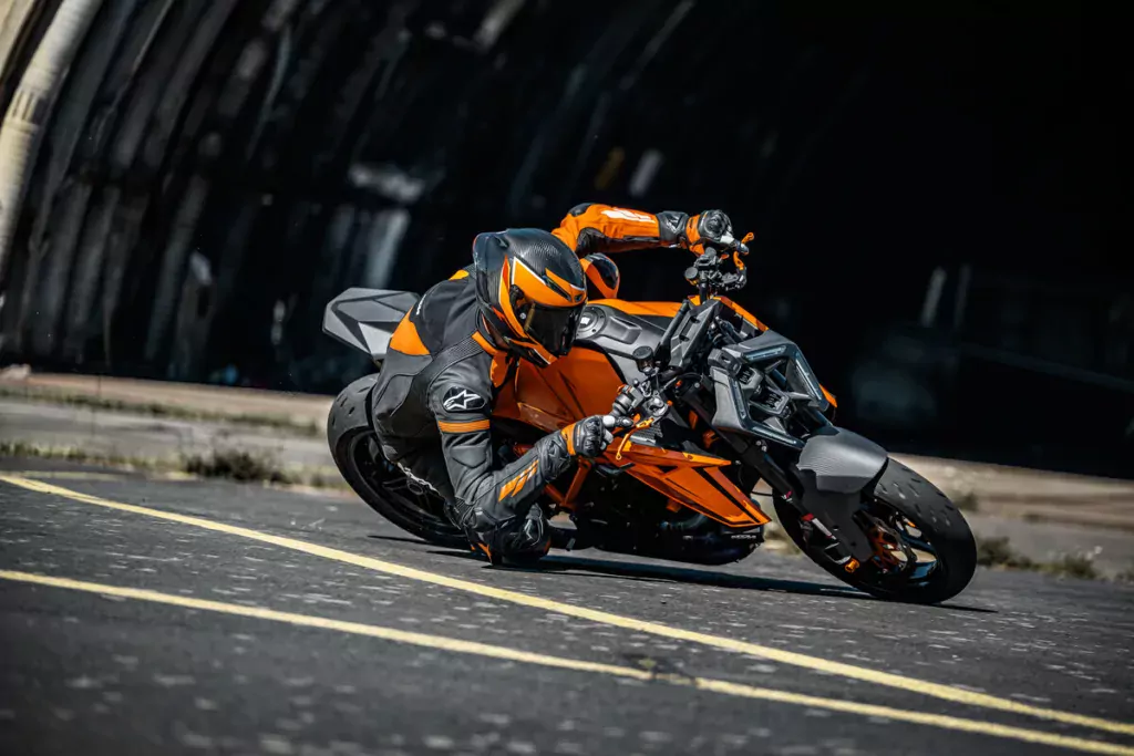 554226 MY24 KTM 1390 SUPER DUKE R EVO ACTION 1200x800 1