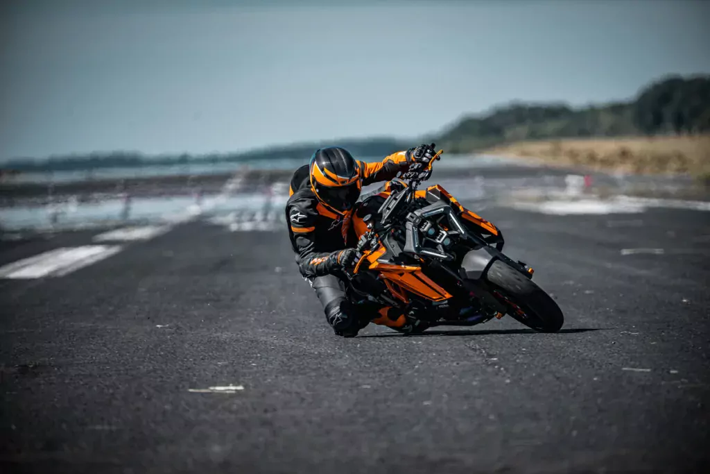 554239 MY24 KTM 1390 SUPER DUKE R EVO ACTION 1200x800 1