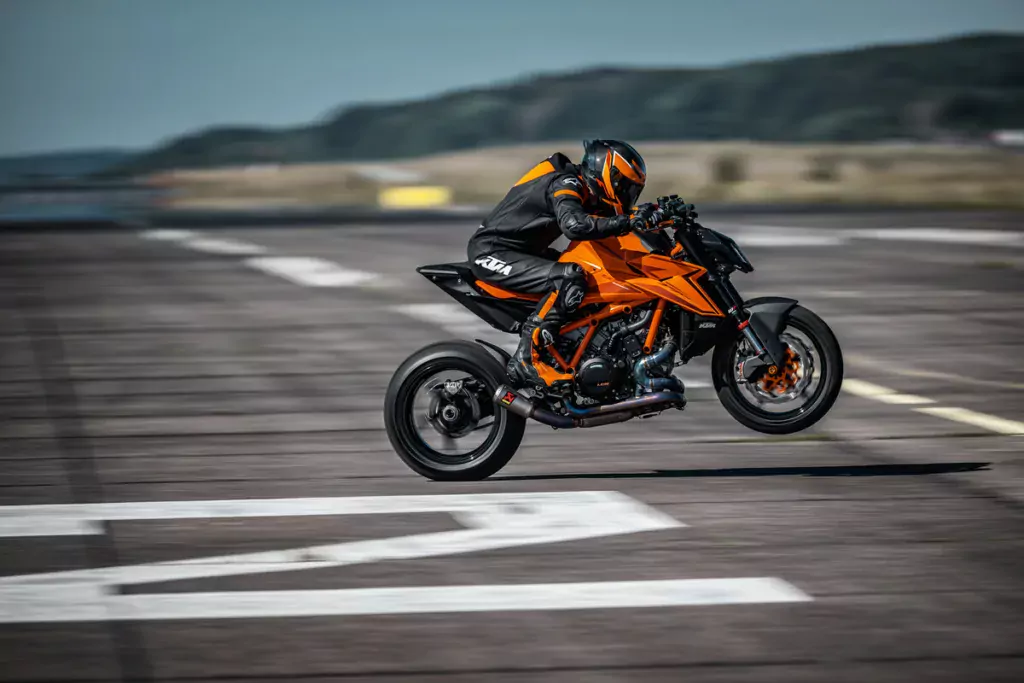 554242 MY24 KTM 1390 SUPER DUKE R EVO ACTION 1200x800 1