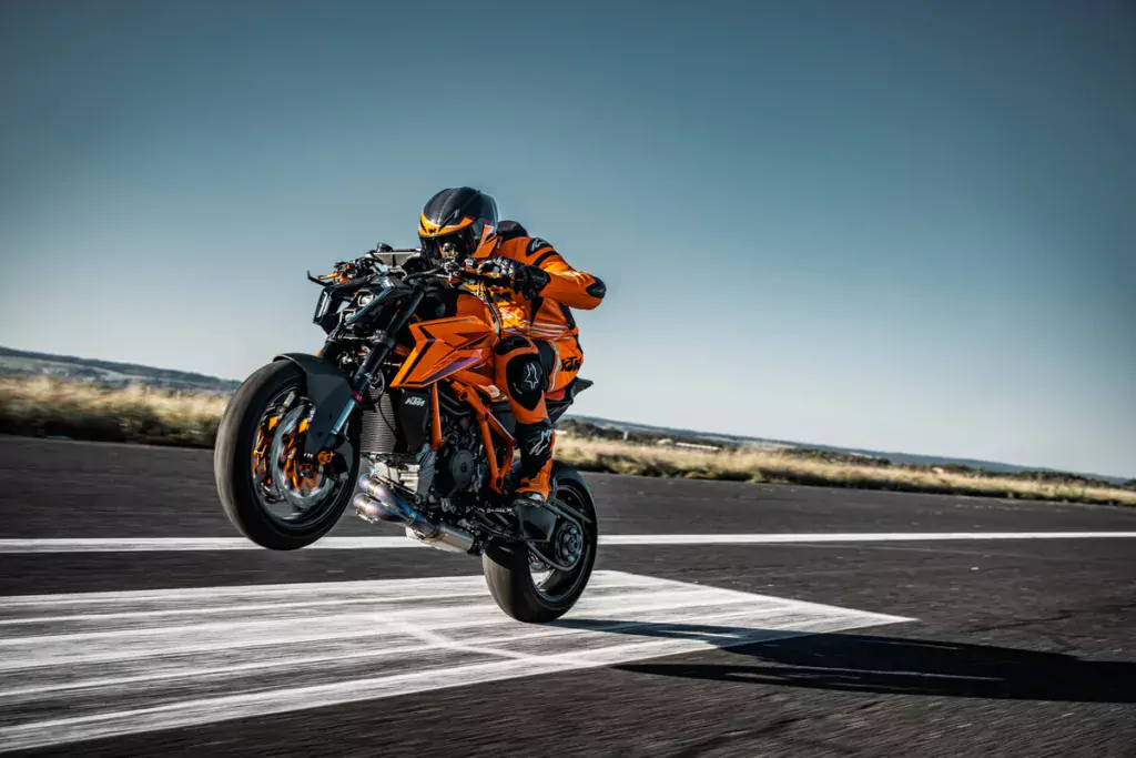 554261 MY24 KTM 1390 SUPER DUKE R EVO ACTION 1200x800 1