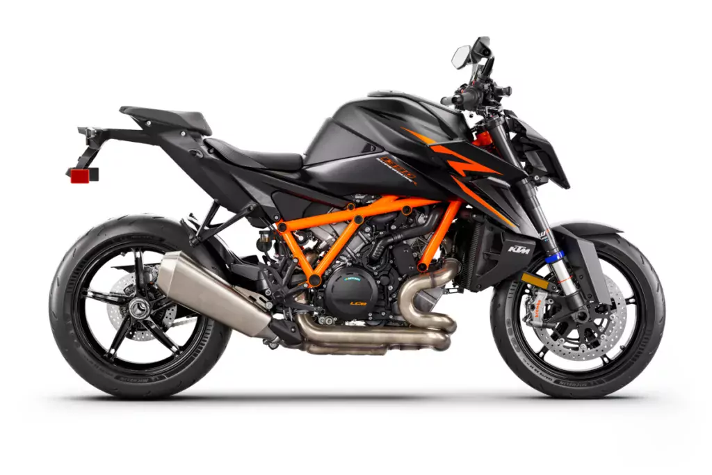 561457 MY24 KTM 1390 SUPER DUKE R EVO BLACK US 90 Right Studio USA 1200x800 1