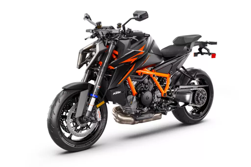 561458 MY24 KTM 1390 SUPER DUKE R EVO BLACK US Front Left Studio USA 1200x800 1