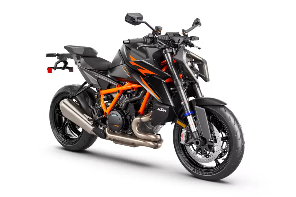 561459 MY24 KTM 1390 SUPER DUKE R EVO BLACK US Front Right Studio USA 1200x800 1