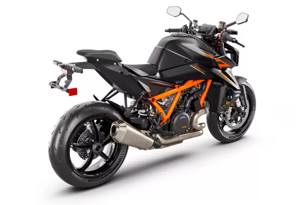 561461 MY24 KTM 1390 SUPER DUKE R EVO BLACK US Rear Right Studio USA 1200x800 1